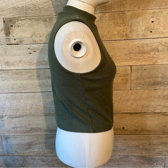 🛍️3/$30 Divided  cropped women’s green sleeveless top in size medium - Picture 4 of 6